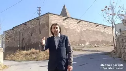 Öğrenciler tarihi mekanlarda Necip Fazıl şiiri seslendirdi Öğrenciler tarihi mekanlarda Necip Fazıl şiiri seslendirdi
