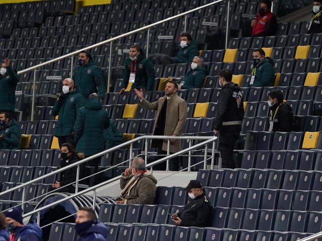 Okan Buruk oyundan atılma nedenini anlattı: Hakeme 'Kolumu bırak' dedi, kırmızı gösterdi