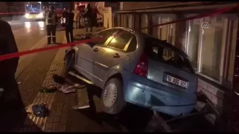 Otomobilin çarptığı kadın ağır yaralandı Otomobilin çarptığı kadın ağır yaralandı