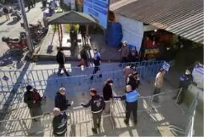 Pazar yerlerinde korona virüse geçit yok Pazar yerlerinde korona virüse geçit yok