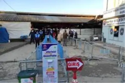 Pazar yerlerinde korona virüse geçit yok Pazar yerlerinde korona virüse geçit yok