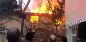 Son dakika haber... Sarıyer'de 3 gecekondu alev alev yandı: İtfaiye eri ölümden döndü