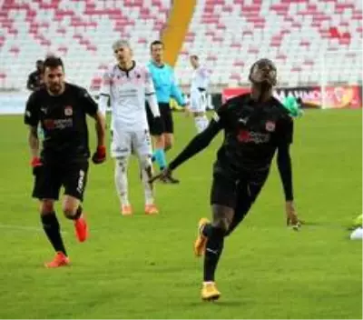 Süper Lig: D.G Sivasspor: 3 - Gençlerbirliği: 1 (Maç sonucu) Süper Lig: D.G Sivasspor: 3 - Gençlerbirliği: 1 (Maç sonucu)