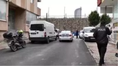 Üsküdar'da saldırgan şahıs, iki kadını bıçakladı Üsküdar'da saldırgan şahıs, iki kadını bıçakladı