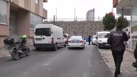 Üsküdar'da saldırgan şahıs, iki kadını bıçakladı Üsküdar'da saldırgan şahıs, iki kadını bıçakladı