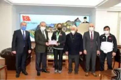 Son dakika... Vali Erol, dünya ikincisi Buse Tosun'u ağırladı Son dakika... Vali Erol, dünya ikincisi Buse Tosun'u ağırladı