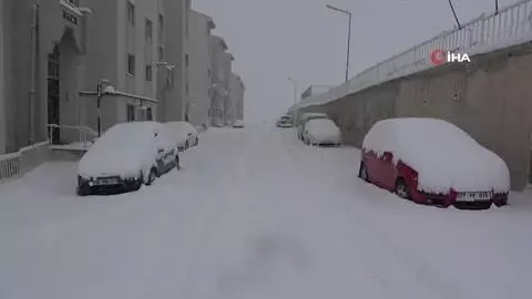 Van'da 3 aylık kar esareti başladı Van'da 3 aylık kar esareti başladı