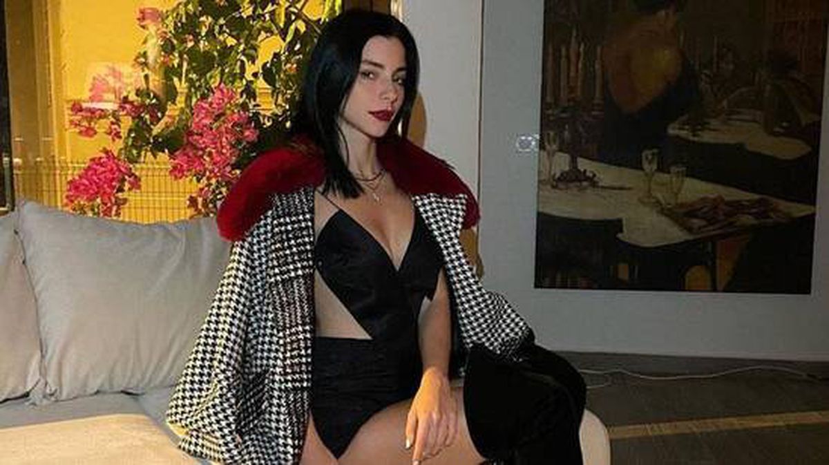 'Aşk doktoru' Merve Boluğur, siyah mini elbisesiyle poz verdi