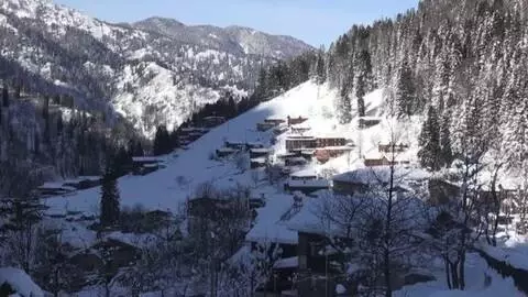 Ayder'de kar kalınlığı 50 santimetrenin üzerine çıktı - İl Özel İdare ekiplerinin evinin yolunu açtığı yaşlı kadın Ayder'de kar kalınlığı 50 santimetrenin üzerine çıktı - İl Özel İdare ekiplerinin evinin yolunu açtığı yaşlı kadın