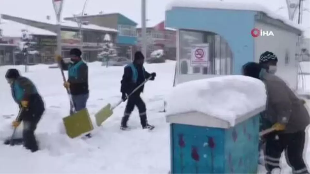 Çaldıran Belediyesi geceli gündüzlü kar kar mesaisinde