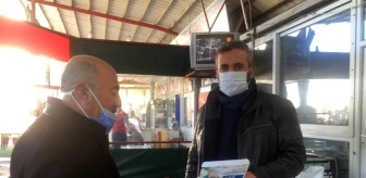 Çay ocağı işletmecisi müşterilerine maske dağıtıyor