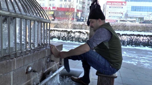 - Erzurum'da şadırvanlar buz tuttu