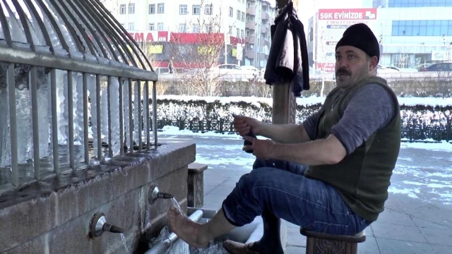 - Erzurum'da şadırvanlar buz tuttu