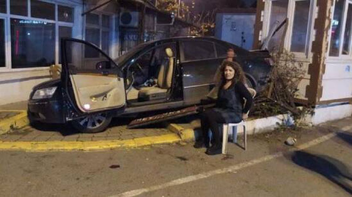Eyüpsultan'da ilginç kaza! Geri geri giderek kaldırıma çıkan otomobil kulübeye çarptı