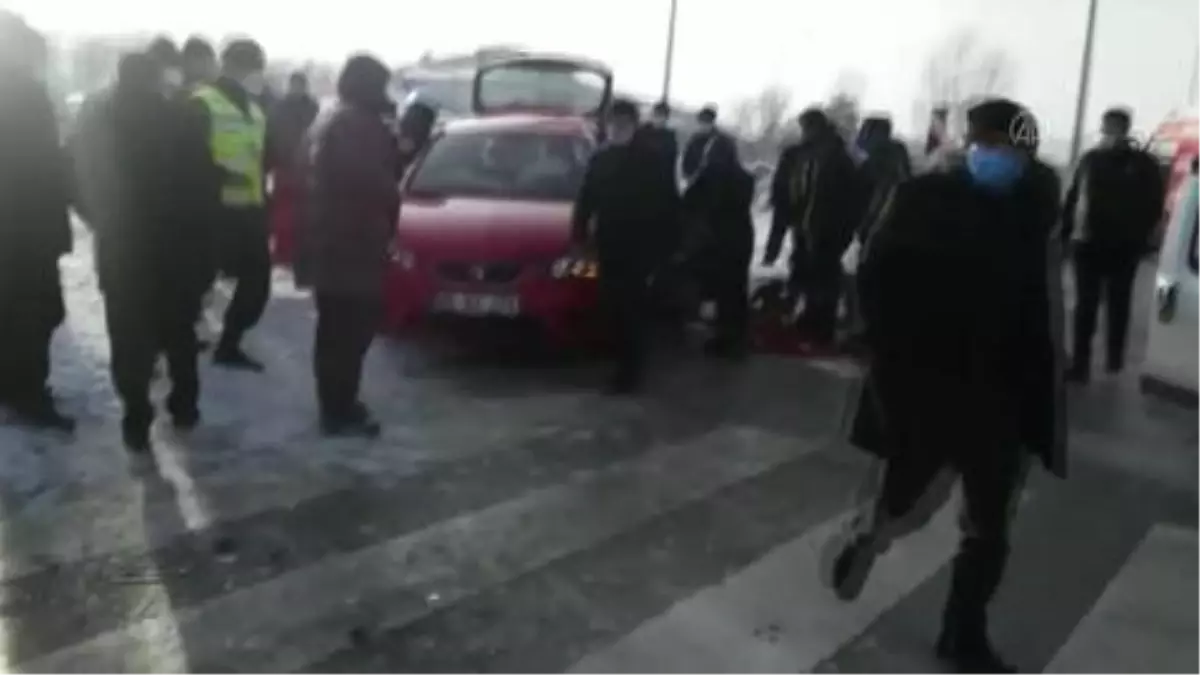 Hafif ticari araçla otomobil çarpıştı: 6 yaralı