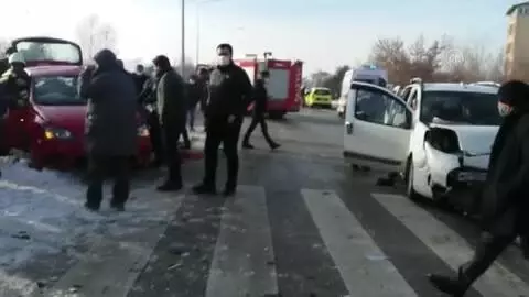 Hafif ticari araçla otomobil çarpıştı: 6 yaralı Hafif ticari araçla otomobil çarpıştı: 6 yaralı