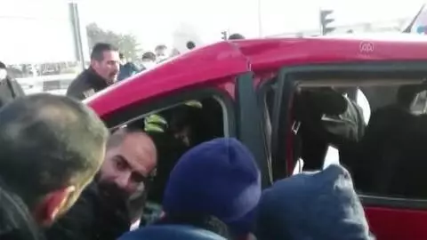 Hafif ticari araçla otomobil çarpıştı: 6 yaralı Hafif ticari araçla otomobil çarpıştı: 6 yaralı