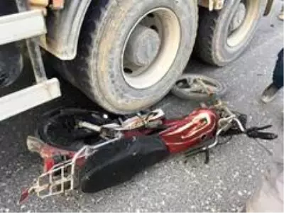 İki motosikletli yarış yaparken beton mikserine çarptı İki motosikletli yarış yaparken beton mikserine çarptı