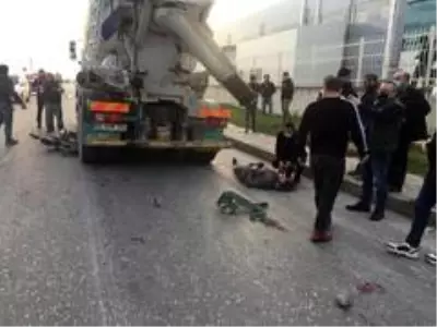 İki motosikletli yarış yaparken beton mikserine çarptı İki motosikletli yarış yaparken beton mikserine çarptı