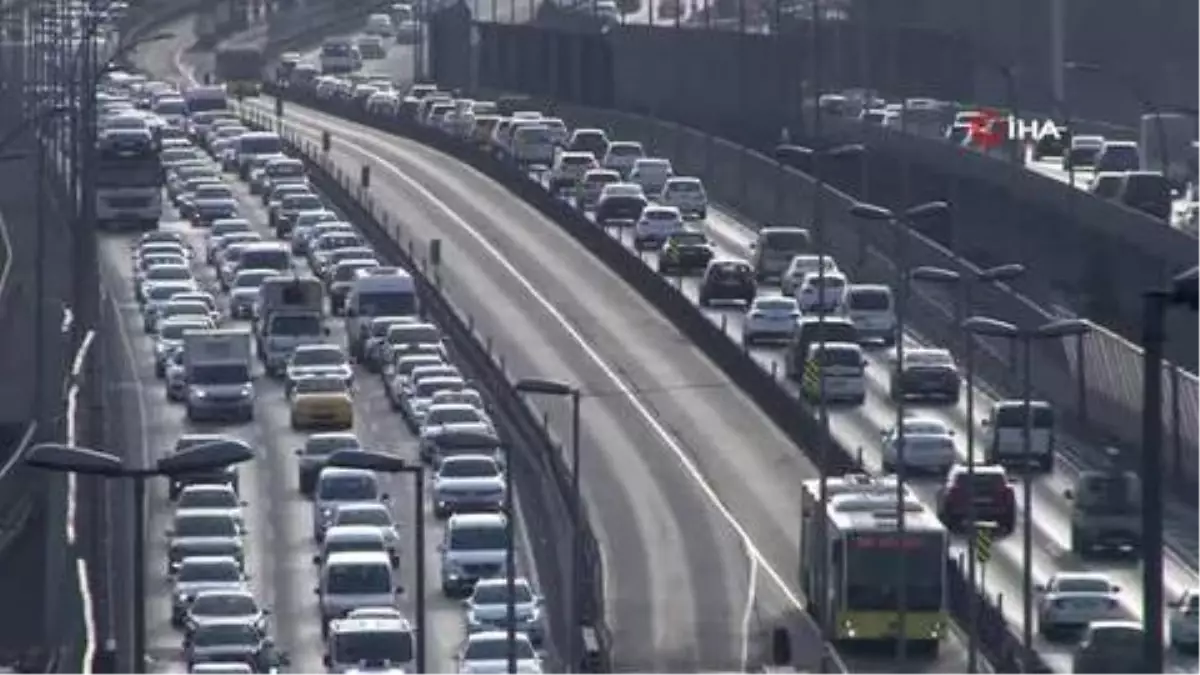 İstanbul'da 56 saatlik sokağa çıkma kısıtlaması öncesi yoğunluk