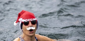 İsviçre'de Noel Baba şapkalarıyla göle atladılar