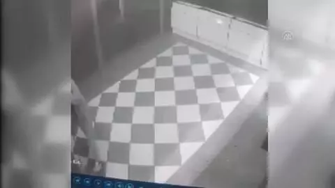 Kadın esnafın darbedilmesi güvenlik kamerasına yansıdı Kadın esnafın darbedilmesi güvenlik kamerasına yansıdı