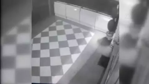 Kadın esnafın darbedilmesi güvenlik kamerasına yansıdı Kadın esnafın darbedilmesi güvenlik kamerasına yansıdı