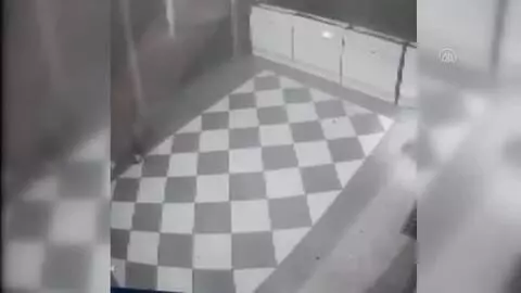 Kadın esnafın darbedilmesi güvenlik kamerasına yansıdı Kadın esnafın darbedilmesi güvenlik kamerasına yansıdı