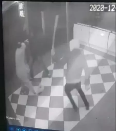 Kadın esnafın darbedilmesi güvenlik kamerasına yansıdı Kadın esnafın darbedilmesi güvenlik kamerasına yansıdı