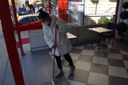Kadın esnafın darbedilmesi güvenlik kamerasına yansıdı Kadın esnafın darbedilmesi güvenlik kamerasına yansıdı