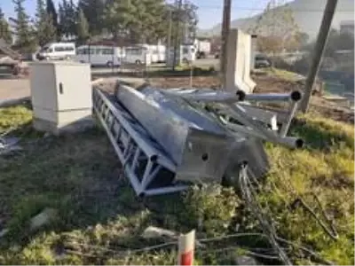 Osmaniye'de PTS direğine çarpıp kaçan tırın sürücüsü yakalandı Osmaniye'de PTS direğine çarpıp kaçan tırın sürücüsü yakalandı