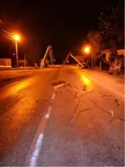 Osmaniye'de PTS direğine çarpıp kaçan tırın sürücüsü yakalandı Osmaniye'de PTS direğine çarpıp kaçan tırın sürücüsü yakalandı