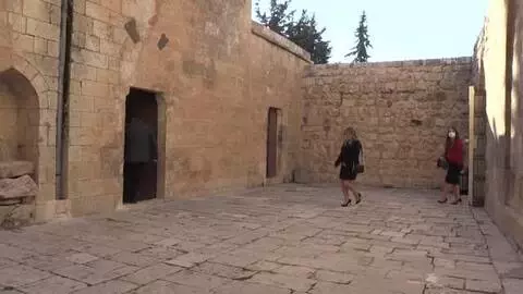 Kovid-19 önlemlerine uyularak Noel ayini yapıldı Kovid-19 önlemlerine uyularak Noel ayini yapıldı