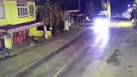 Osmaniye'de PTS direğine çarpıp kaçan tırın sürücüsü yakalandı Osmaniye'de PTS direğine çarpıp kaçan tırın sürücüsü yakalandı