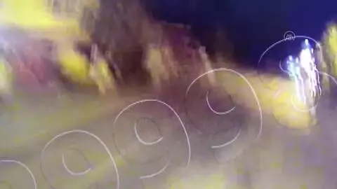 Osmaniye'de PTS direğine çarpıp kaçan tırın sürücüsü yakalandı Osmaniye'de PTS direğine çarpıp kaçan tırın sürücüsü yakalandı