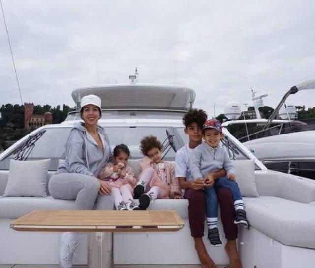 Ronaldo'nun sevgilisi Georgina Rodriguez, Noel kostümüyle görüntülendi Ronaldo'nun sevgilisi Georgina Rodriguez, Noel kostümüyle görüntülendi