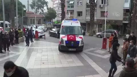 Son dakika haberleri! Sağlık çalışanı çift, iş kıyafetlerini giyip ambulansla geldikleri nikah salonunda evlendi Son dakika haberleri! Sağlık çalışanı çift, iş kıyafetlerini giyip ambulansla geldikleri nikah salonunda evlendi