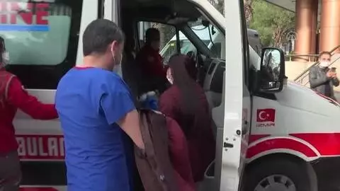 Son dakika haberleri! Sağlık çalışanı çift, iş kıyafetlerini giyip ambulansla geldikleri nikah salonunda evlendi Son dakika haberleri! Sağlık çalışanı çift, iş kıyafetlerini giyip ambulansla geldikleri nikah salonunda evlendi