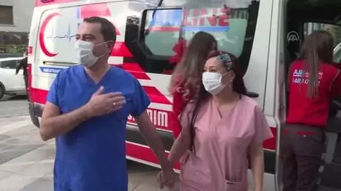 Son dakika haberleri! Sağlık çalışanı çift, iş kıyafetlerini giyip ambulansla geldikleri nikah salonunda evlendi Son dakika haberleri! Sağlık çalışanı çift, iş kıyafetlerini giyip ambulansla geldikleri nikah salonunda evlendi