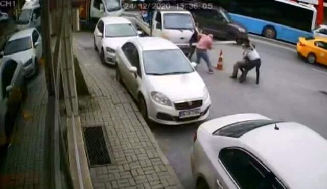 Sokak ortasında bıçaklı kavgaya karışan şüphelilerden pes dedirten savunma: Kendi kendilerini bıçakladılar