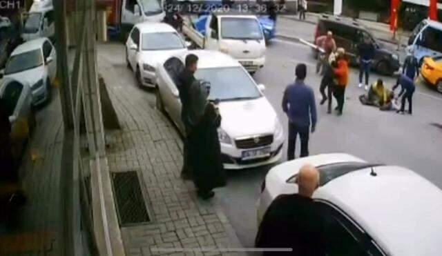 Sokak ortasında bıçaklı kavgaya karışan şüphelilerden pes dedirten savunma: Kendi kendilerini bıçakladılar