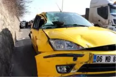 TEM'de 3 araç çarpıştı: 1 yaralı TEM'de 3 araç çarpıştı: 1 yaralı