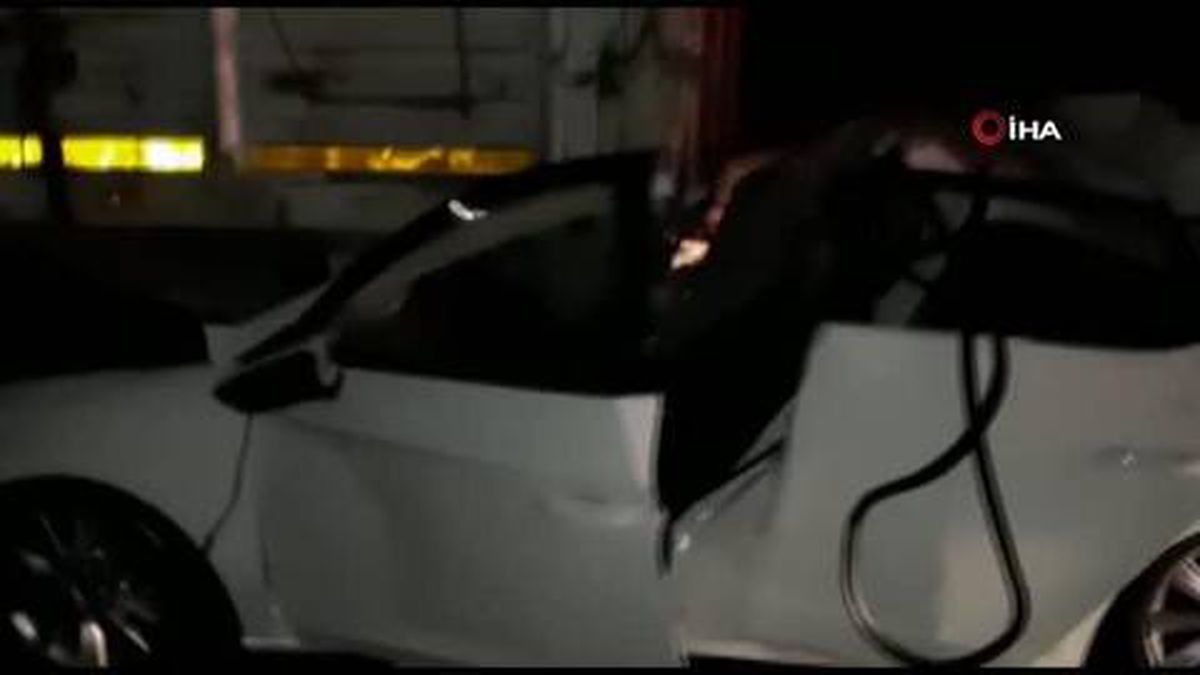Uşak'ta feci kaza...Otomobiliyle önünde seyreden tıra çarptı