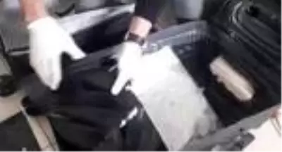 Yabancı uyruklu şahsın valizinden 2 kilo 92 gram metamfetamin çıktı Yabancı uyruklu şahsın valizinden 2 kilo 92 gram metamfetamin çıktı