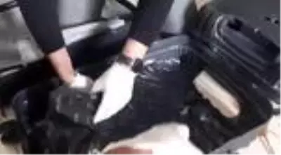 Yabancı uyruklu şahsın valizinden 2 kilo 92 gram metamfetamin çıktı Yabancı uyruklu şahsın valizinden 2 kilo 92 gram metamfetamin çıktı