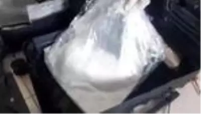 Yabancı uyruklu şahsın valizinden 2 kilo 92 gram metamfetamin çıktı Yabancı uyruklu şahsın valizinden 2 kilo 92 gram metamfetamin çıktı