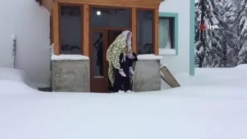Yaylada mahsur kalanların yardımına karla mücadele ekipleri yetişti