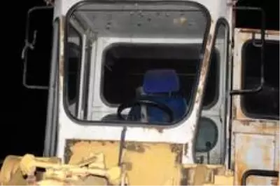 Tekirdağ'da sır gibi olay... Yol ortasına terk edilen iş makinesinde kurşun izlerine rastlandı Tekirdağ'da sır gibi olay... Yol ortasına terk edilen iş makinesinde kurşun izlerine rastlandı