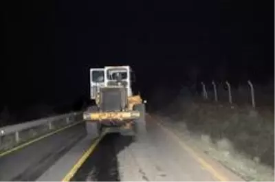 Tekirdağ'da sır gibi olay... Yol ortasına terk edilen iş makinesinde kurşun izlerine rastlandı Tekirdağ'da sır gibi olay... Yol ortasına terk edilen iş makinesinde kurşun izlerine rastlandı