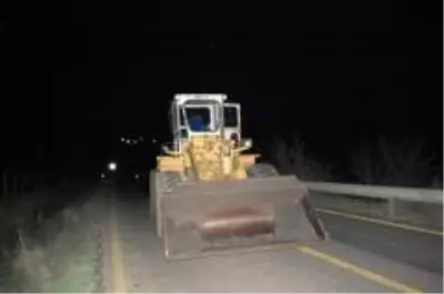 Tekirdağ'da sır gibi olay... Yol ortasına terk edilen iş makinesinde kurşun izlerine rastlandı Tekirdağ'da sır gibi olay... Yol ortasına terk edilen iş makinesinde kurşun izlerine rastlandı